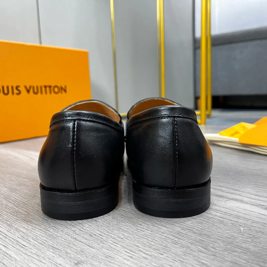 Factory price: 520💰-(LV) men’s formal leather shoes! Genuine molded horsebit, a classic must-have for your shoe cabinet! The feet are particularly delicate! This Gucci original version is a set last, and we are consistent with the counter! Therefore, it is more comfortable in terms of last shape and comfort! Take it to the counter and compare at will! Good shoes are more than just what they make! But grasp the essence from the inside out! Material: Imported first-layer cowhide! Genuine leather outsole imported from Italy, size: 39-44 (38/45 customized, non-refundable)